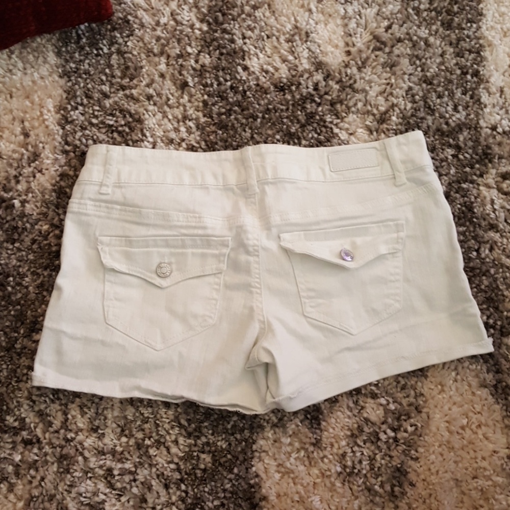 Super cute! Like new! White shorts!!